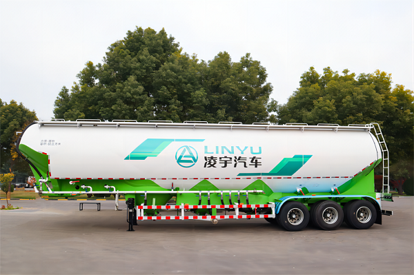 粉粒物料運(yùn)輸車的特點(diǎn)詳解！