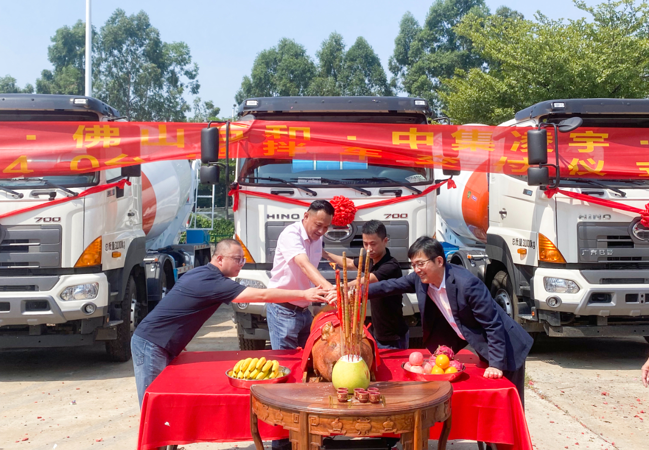 喜氣洋洋共相聚，40臺凌宇攪拌車交付大客戶！