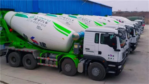 克服萬難！新春批凌宇罐車發(fā)往市場