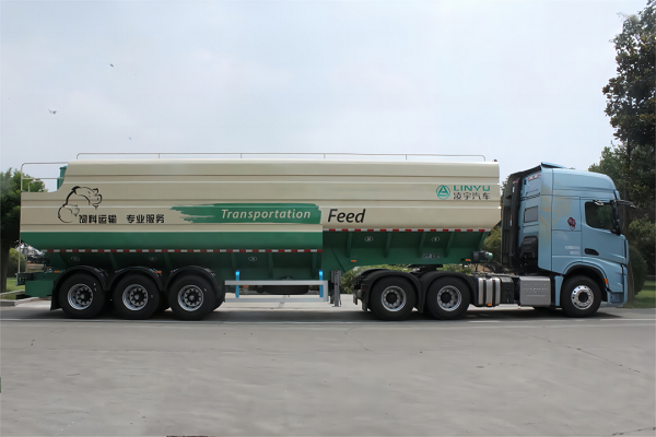 保障飼料運(yùn)輸安全！散裝雛禽飼料運(yùn)輸半掛車的特點(diǎn)及優(yōu)勢(shì)有哪些？